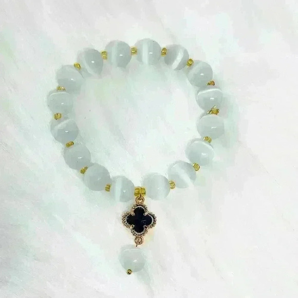 Elegant Moonstone Four-leaf Clover Bracelet - Picture 7 of 8